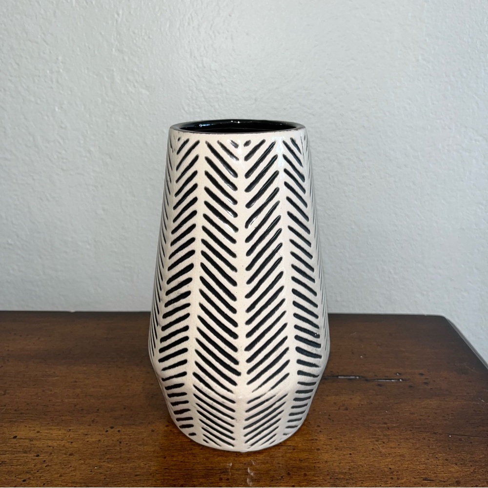 Pier 1 Black and White Chevron Vase (1-138)